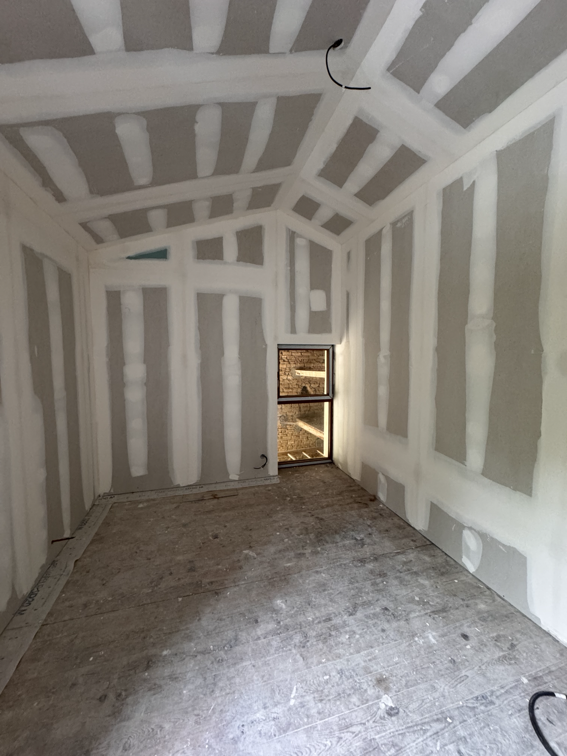 Chantier de plâtrerie intérieure avec plaques de plâtre et faux plafond