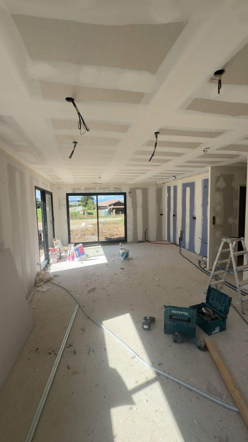 Faux plafond avec spots encastrés dans un séjour